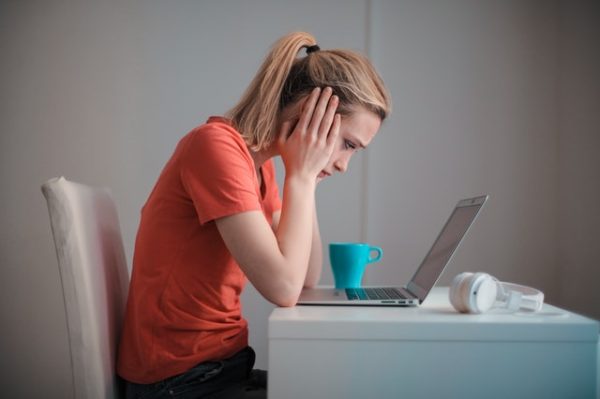 Lavorare da casa o in ufficio, fa male! Lo dice il Karoshi